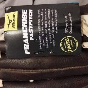 COPY - Mizuno Softball Glove Left handed thrower